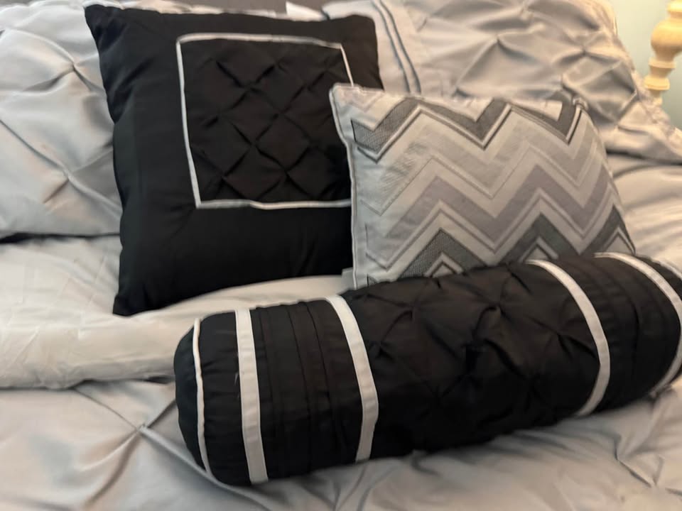 New Queen 7-Piece Gray Pintuck Comforter Set w/ Decorative Pillow