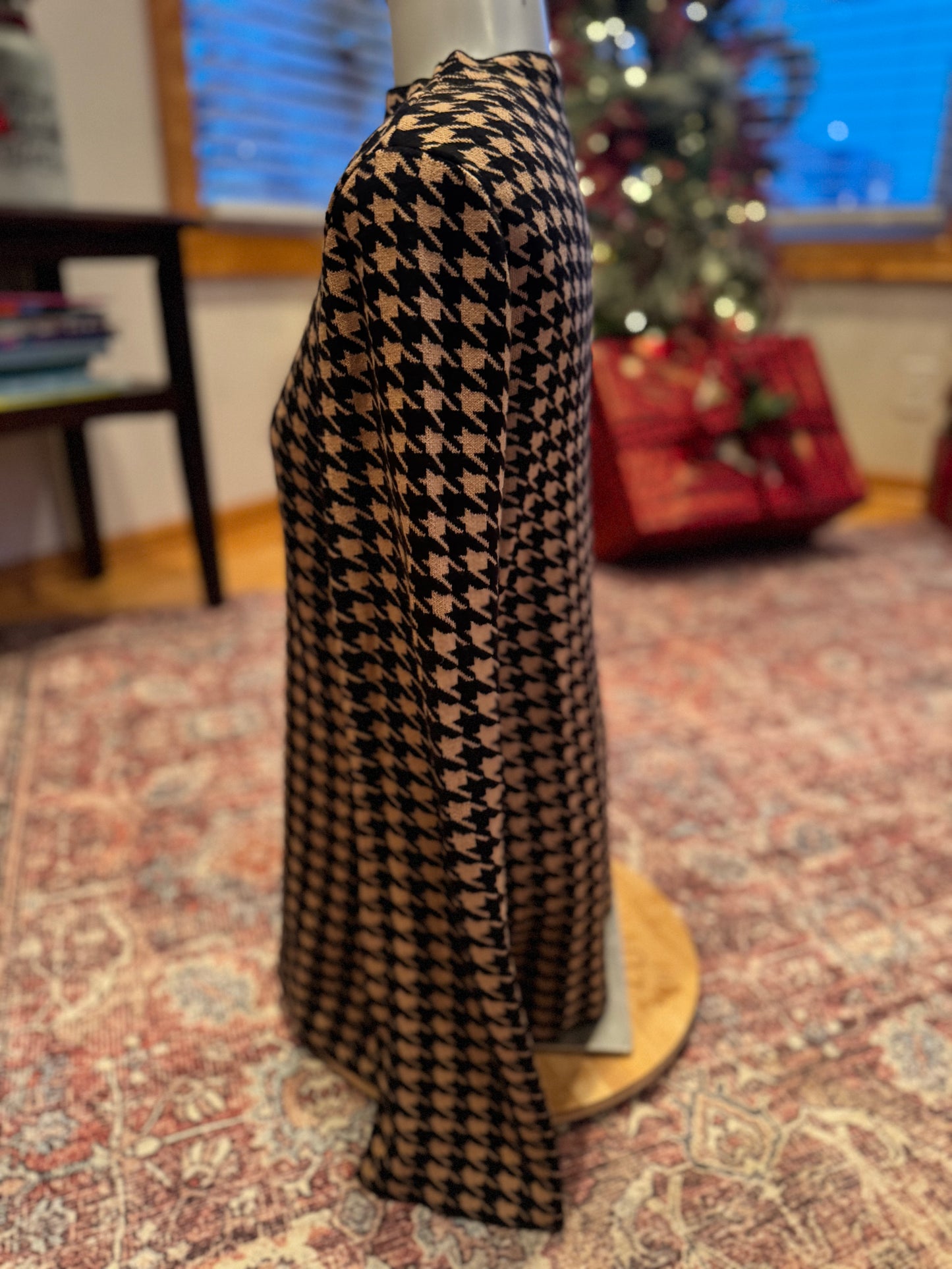 Ann Taylor Black & Tan Houndstooth Knit Sweater Top – Size Small