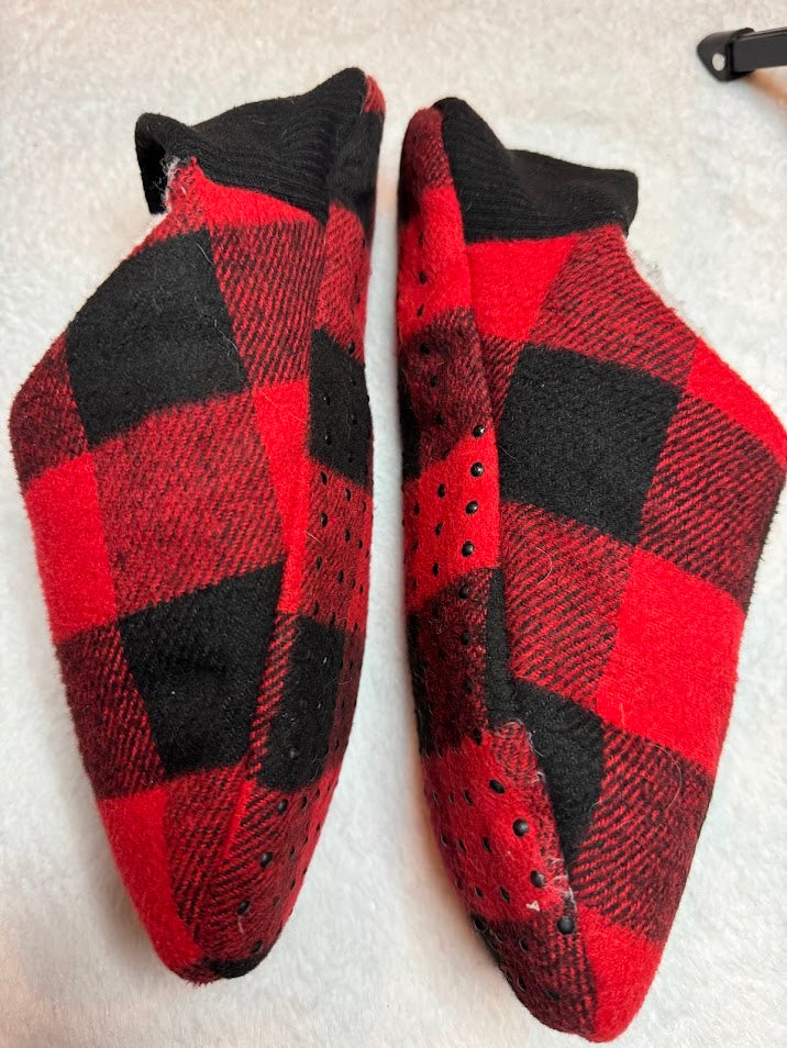 Red & Black Buffalo Plaid Slipper Socks — Women’s Size 7, Non-Slip Bottoms