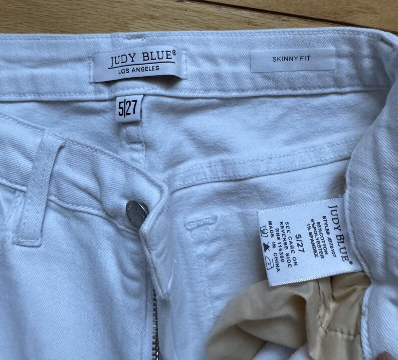 Women's Size 5/27 Judy Blue White Skinny Capris - Trendy Denim Bottoms