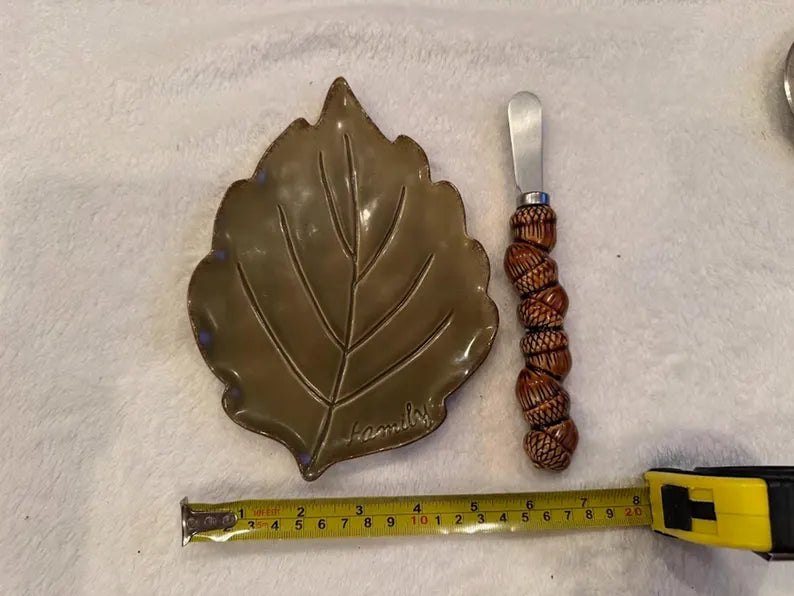 Thanksgiving Table Decor: Green Leaf Plate with 'Family' Inscription & Acorn Knife Set for Entertaining