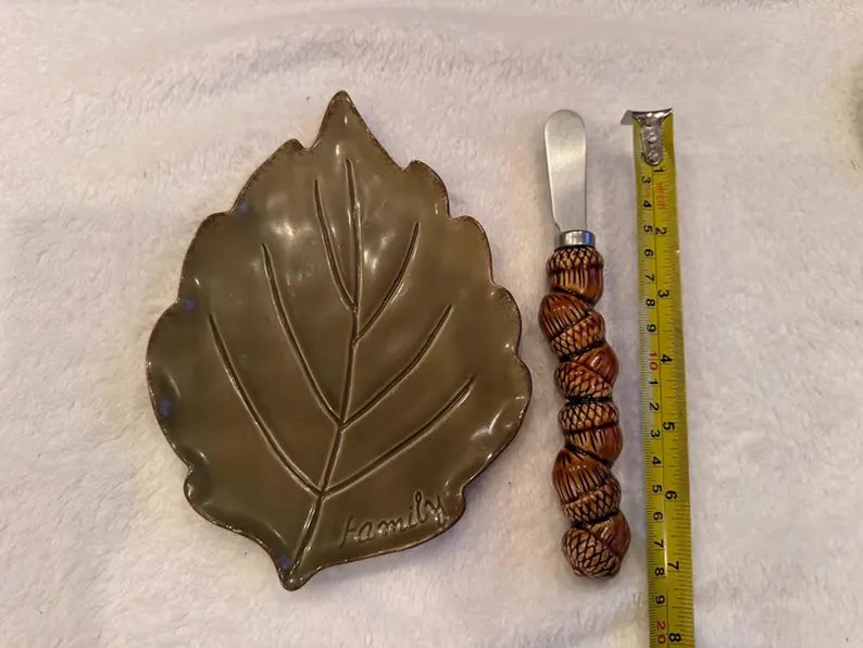Thanksgiving Table Decor: Green Leaf Plate with 'Family' Inscription & Acorn Knife Set for Entertaining