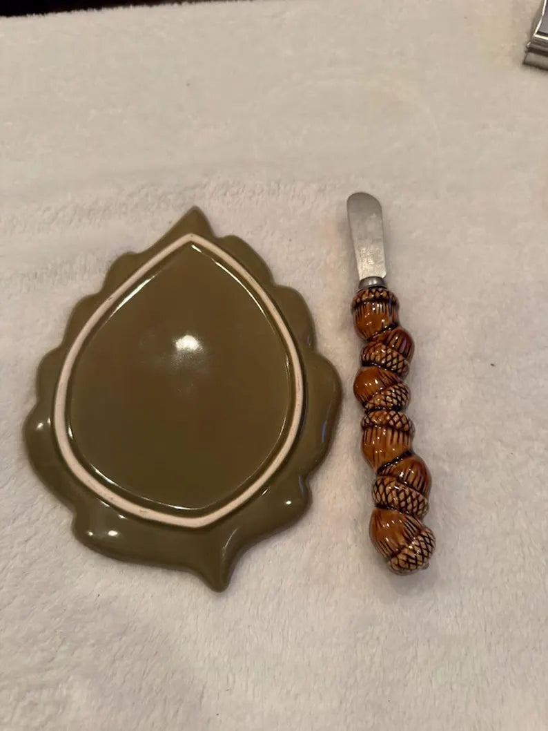 Thanksgiving Table Decor: Green Leaf Plate with 'Family' Inscription & Acorn Knife Set for Entertaining