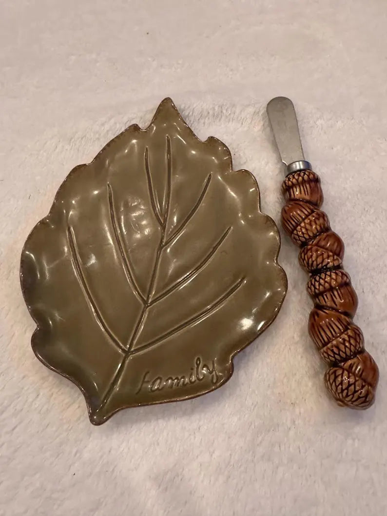 Thanksgiving Table Decor: Green Leaf Plate with 'Family' Inscription & Acorn Knife Set for Entertaining